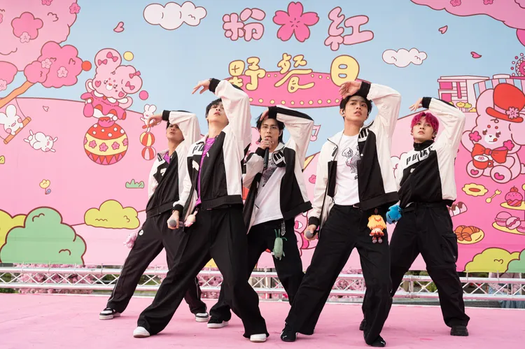 FEniX22上周六於粉紅野餐日演出，吸引海量粉絲追星同歡。圖／夢時代 & 獎金獵人提供