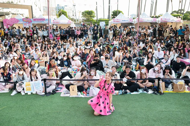 鬼鬼帶著「哭娃」出席演出，爆料與女兒妹子長相神似。圖／夢時代 & 獎金獵人提供