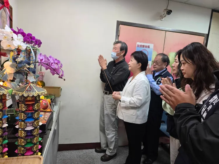 台中市長盧秀燕上香弔唁日前辭世的114歲人瑞王亞君女士。市府提供