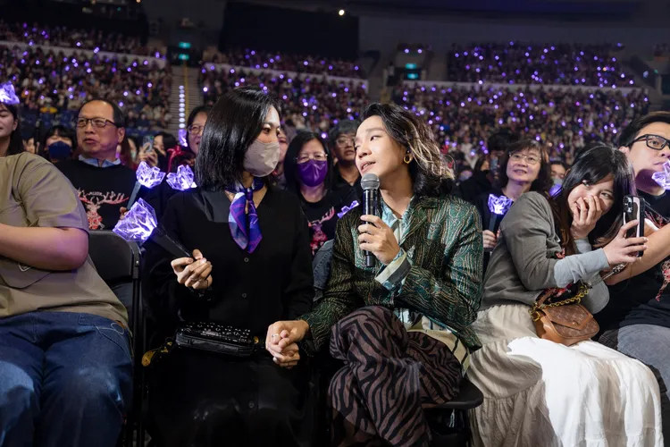 麋先生貝斯手以諾（右）坐在老婆身旁，分享即將當爸喜訊。圖／相信音樂提供