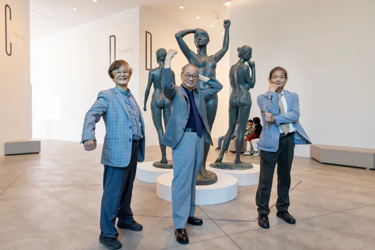 李遠（中）參觀「福爾摩沙時代—台灣近現代美術的知識啟蒙」展覽。文化部提供