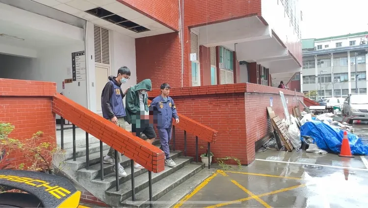 鄭男從泰國帶回大麻種子，就在自家房間、後院栽種起來。翻攝照片