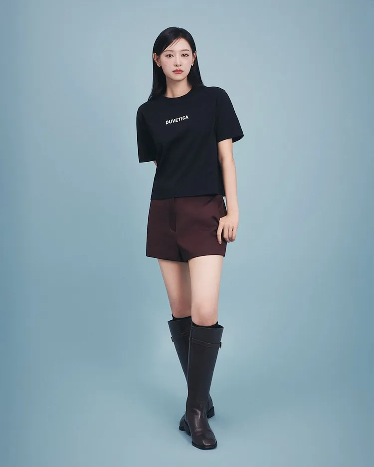 金智媛以黑色T Shirt配上酒紅色短褲、黑色長靴。翻攝Duvetica IG