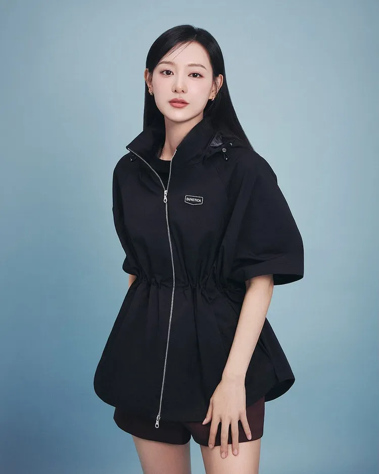 外套在寬鬆版型中透過抽繩設計讓女神展現窈窕身形。翻攝金智媛IG