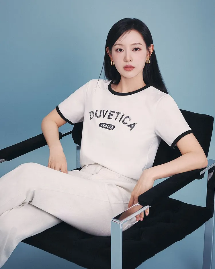 金智媛穿著Duvetica字母白T配上修身白褲。翻攝金智媛IG