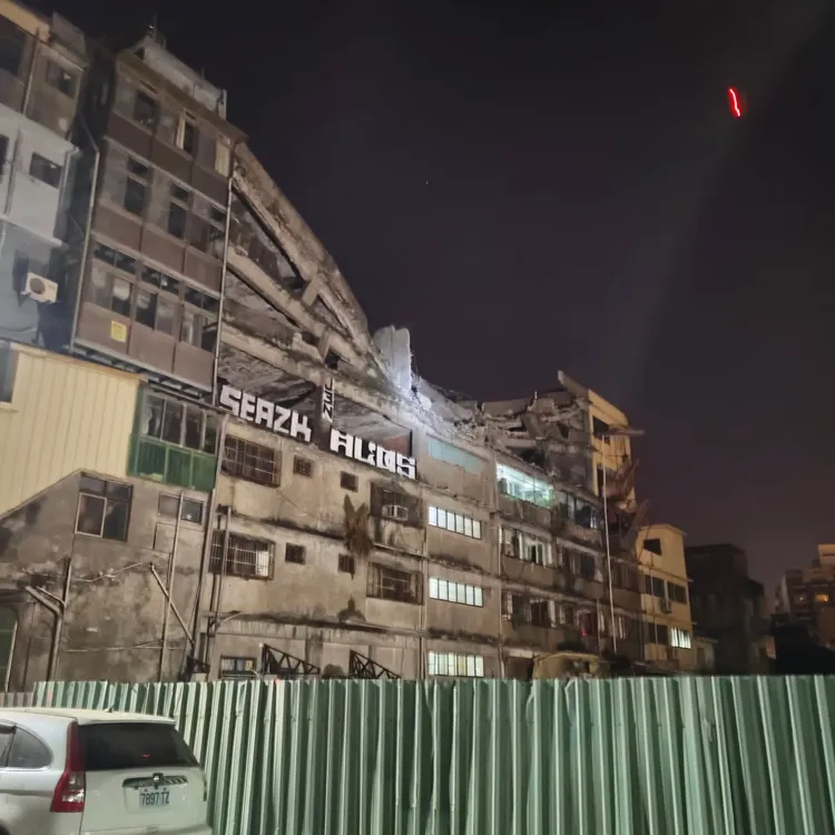 大樓屋齡約50年，當初就未興建完成，5、6樓長期風化，傳出倒塌意外。取自臉書「清水小鎮」