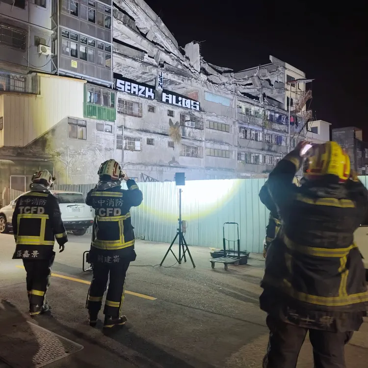 警消到場協助人員撤離。取自臉書「清水小鎮」