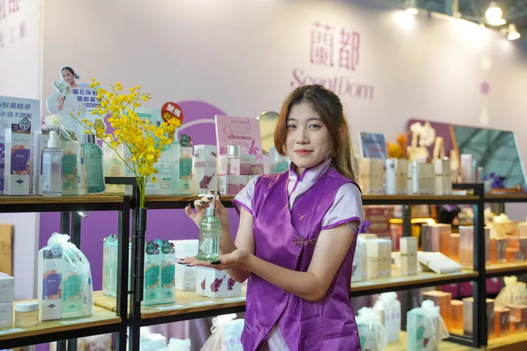 市集館可逛可買，如蘭都觀光工廠首推榮獲世界品質評鑑大賞的「蘭萃多醣極潤菁華液」。田欣雲攝影