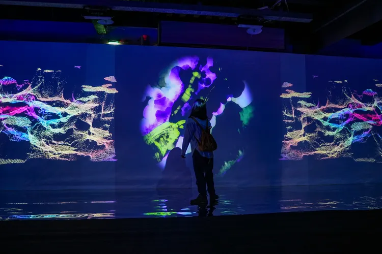 利用「人工智慧生成影像」與實景蘭花縮時拍攝、微距攝影結合，捕捉蘭花從萌芽到綻放的每個精彩瞬間。田欣雲攝影