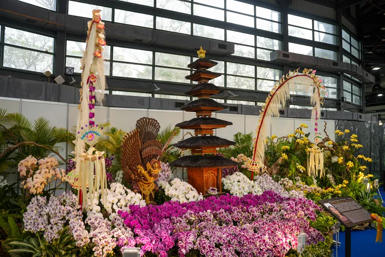 本屆蘭展邀請10國景觀設計團隊與國內五大公會，打造蘭花景觀，圖為印尼設計師以峇里島風格融入花卉展示。田欣雲攝影