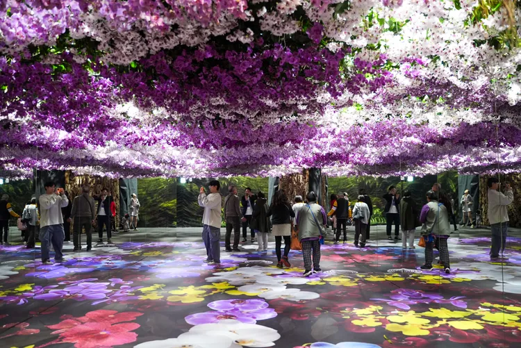 「鏡像世界無限空間」透過鏡面反射等手法，呈現出充滿藝術感的繽紛空間。田欣雲攝影