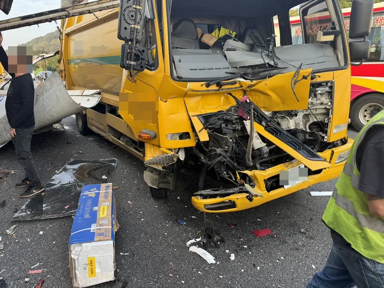 車頭毀損。國道警方提供