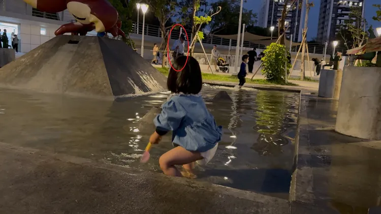 保全員無視戲水區小朋友正在玩水，就拿拖把在戲水區清洗。民眾提供