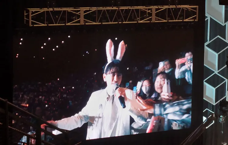 佐藤健應粉絲要求戴兔耳賣萌。吳惠菁攝