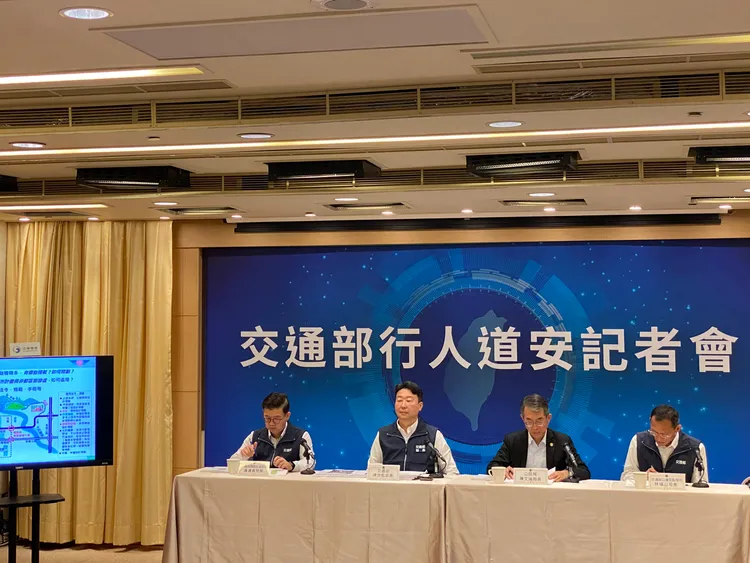交通部今（5日）舉辦3月份道路交通安全說明記者會，交通部長陳世凱（左起2）針對台鐵花東優惠可能性做出說明。莊偉祺攝