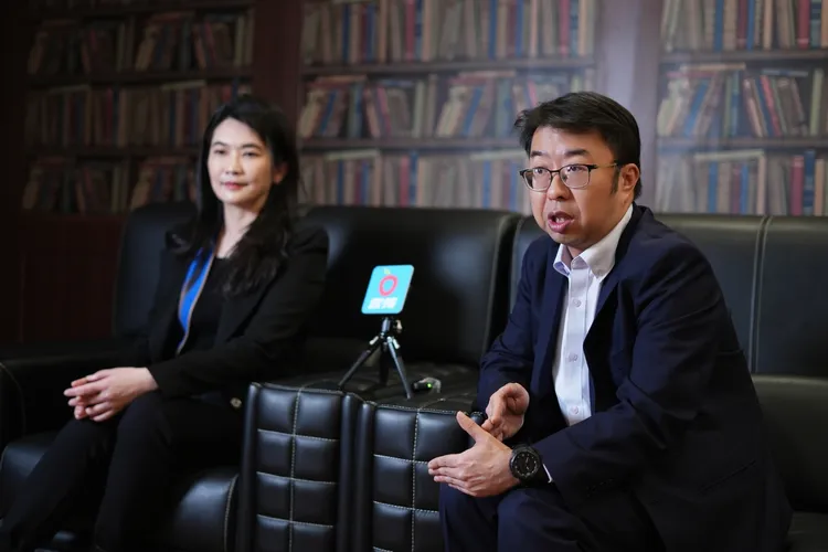 三顧生醫事業群執行長楊瀅臻（左）、樂迦再生科技技術長劉恆宇（右）。彭欣偉攝