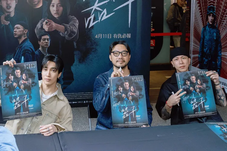 小春（左起）、導演簡學彬、婁峻碩出席《器子》簽售會。華映娛樂提供