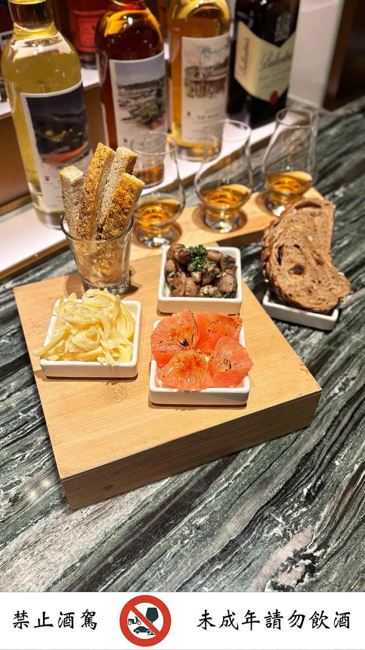 「五味小點盤」（280元+10%）包括焦糖西柚、蒜味麵包條、辮子乳酪、雜糧麵包、鯷魚洋菇。業者提供