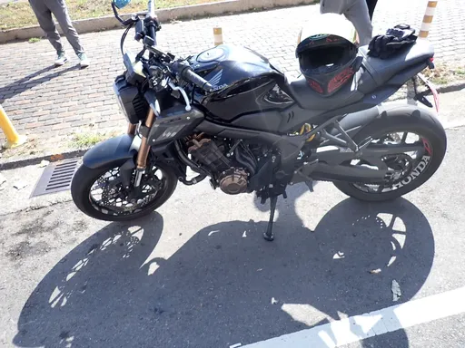 Ubike男撞倒路邊紅牌重機…扶起來默默騎走 受害車主上網「緝兇」
