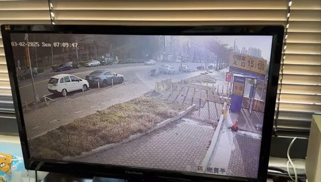 大型重機被Ubike撞倒。民眾提供