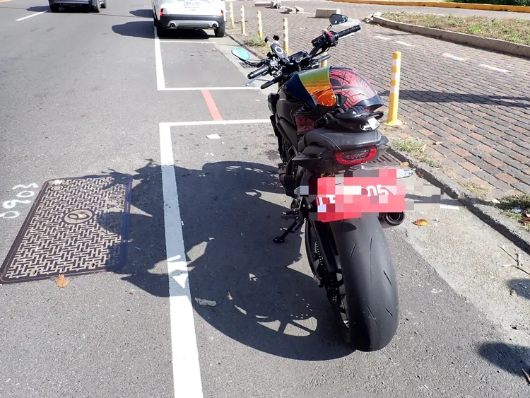 被Ubike撞倒的紅牌重機。民眾提供