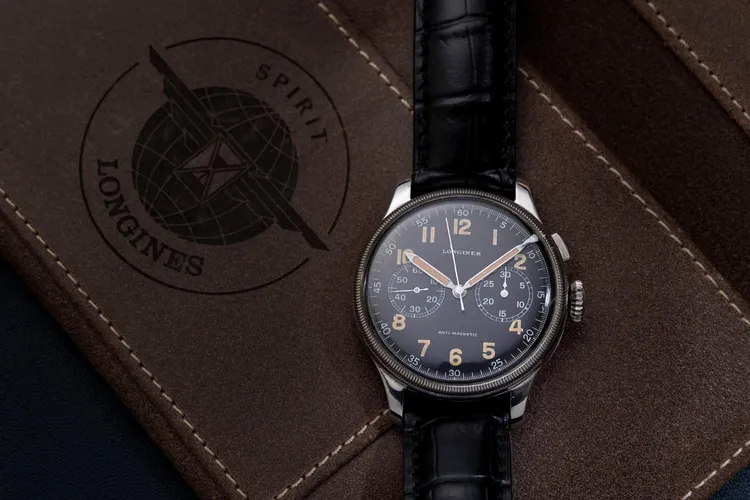 1936年搭載開始時間只是功能的飛行員計時腕錶。品牌提供