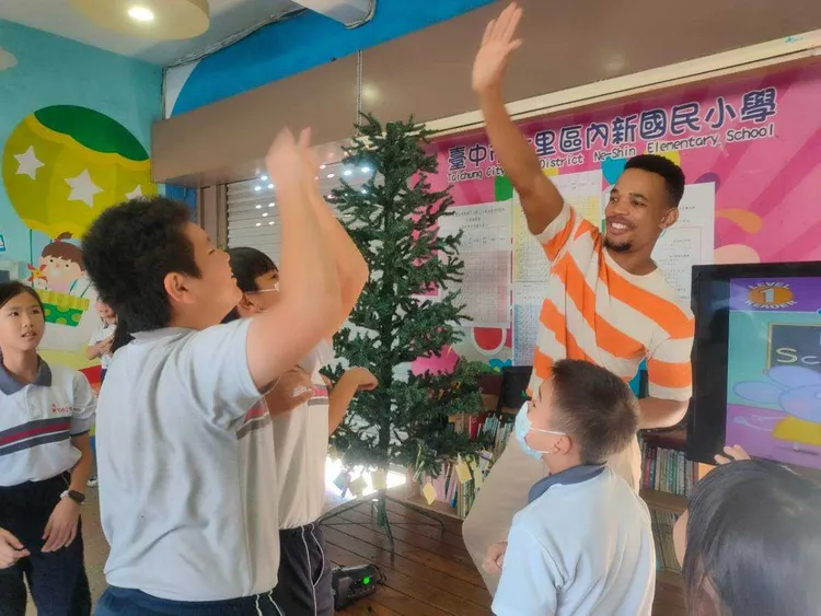 外師進入校園，鼓勵孩子不怕開口說英語。市府提供
