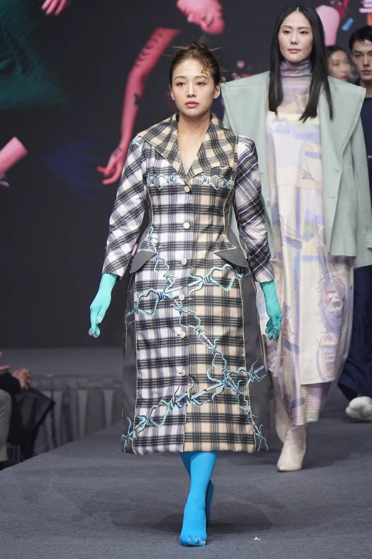 吳映潔擔任模特走上伸展台。彭欣偉攝