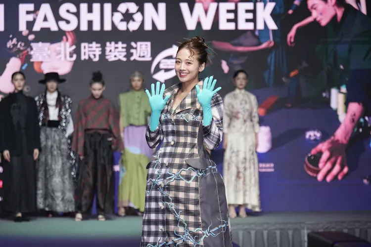 吳映潔穿著台灣設計師Claudia Wang打造的格紋洋裝。彭欣偉攝