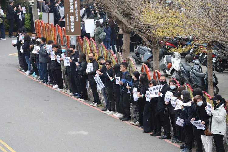 小草列隊送別柯爸靈車。莊宗達攝