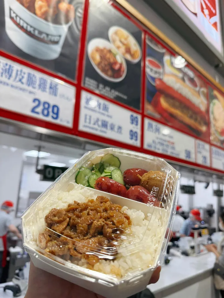 網紅千千品嘗好市多滷肉飯。翻攝自「千千進食中」臉書專頁