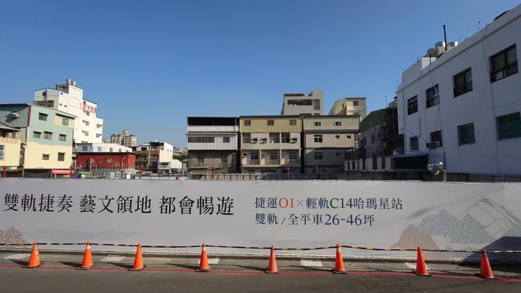 大樓預售案「匯成滙埕」，基地鄰近捷運O1與輕軌C14哈瑪星站，地上15樓規劃26-46坪，房價成交3-4字頭。匯成提供