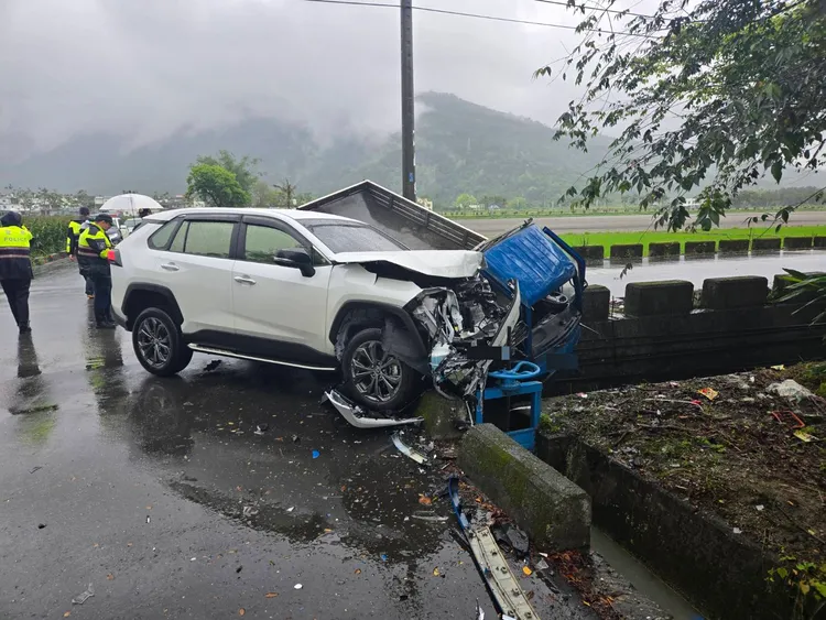 小客車與貨車擦撞事故。民眾提供