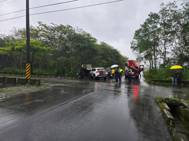 小客車與貨車擦撞現場。民眾提供