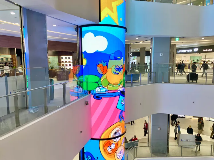 南港LaLaport館內有貫穿4樓層的圓柱螢幕等設施。 莊偉祺攝