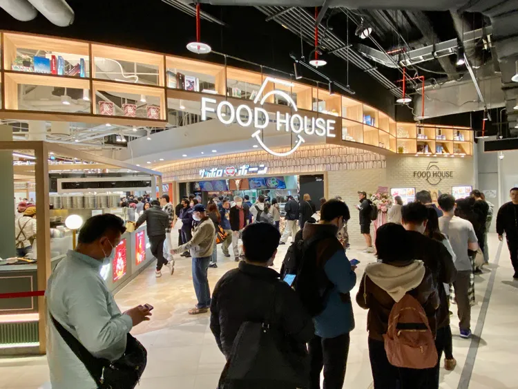 5樓美食街排隊人潮。莊偉祺攝