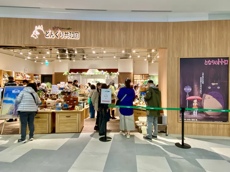 以龍貓、風之谷等宮崎駿動畫打造的「橡子共和國」販售周邊商品。莊偉祺攝