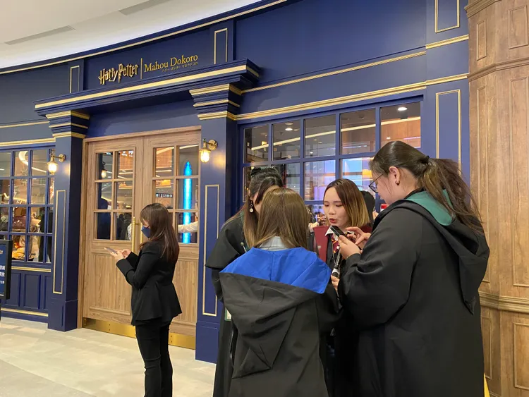 日本哈利波特專賣店「Harry Potter - Mahou Dokoro」有民眾變裝前來。莊偉祺攝