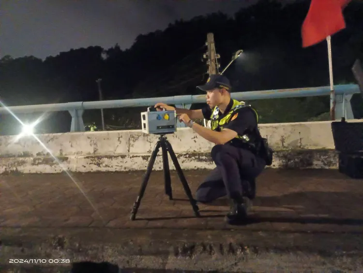 桃園分局運用移動式測速照相設備，針對超速違規加強取締告發。警方提供