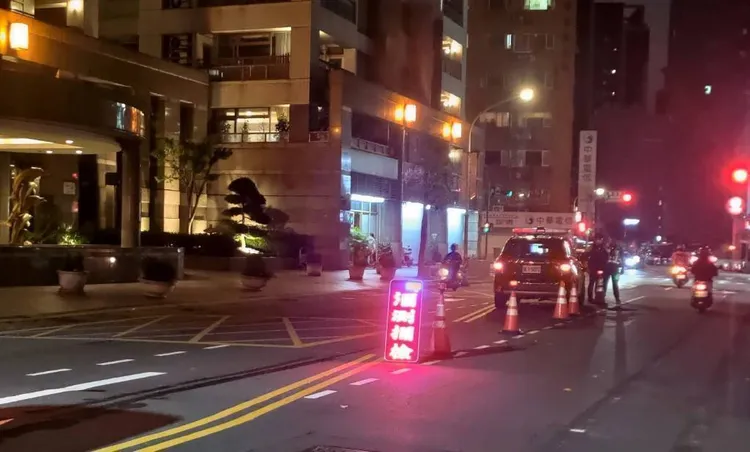 桃園分局鎖定酒駕高發事故路口，實施封鎖式路攔檢勤務，嚴格取締酒駕違規。警方提供