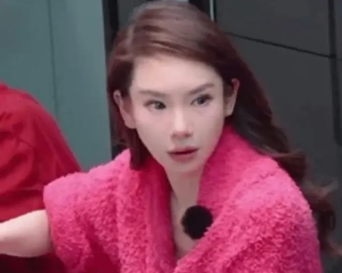 戚薇最近上節目，被說眼睛怪怪的。翻攝長安搬磚客微博