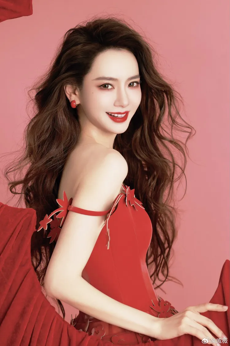 戚薇長相美豔，個性率直。翻攝戚薇微博