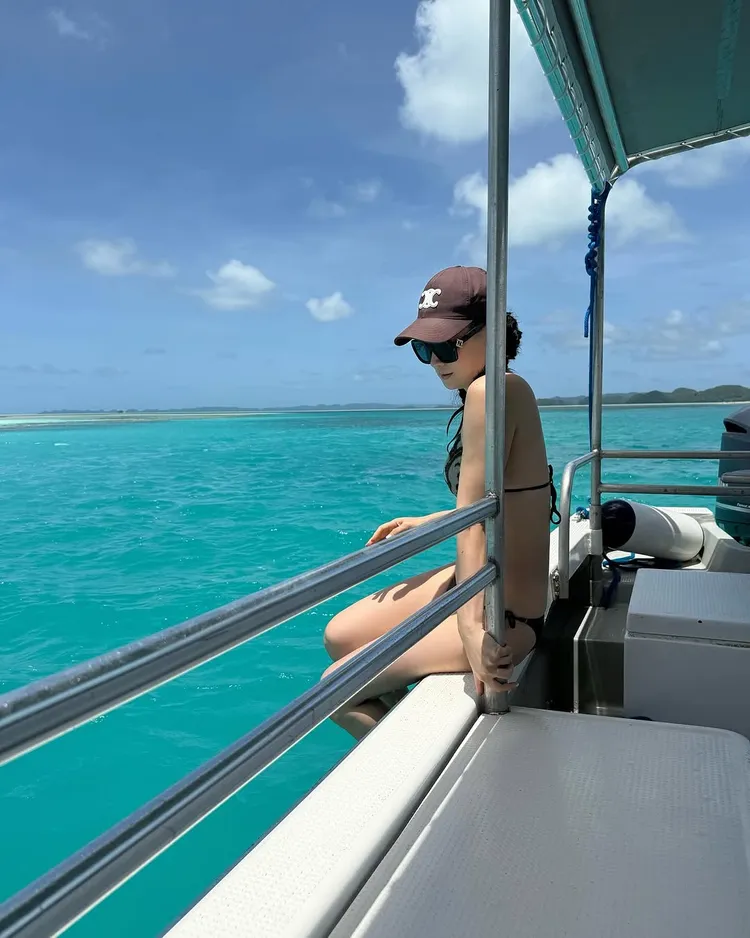 李晶晶在海邊換上性感比基尼。翻攝李晶晶IG