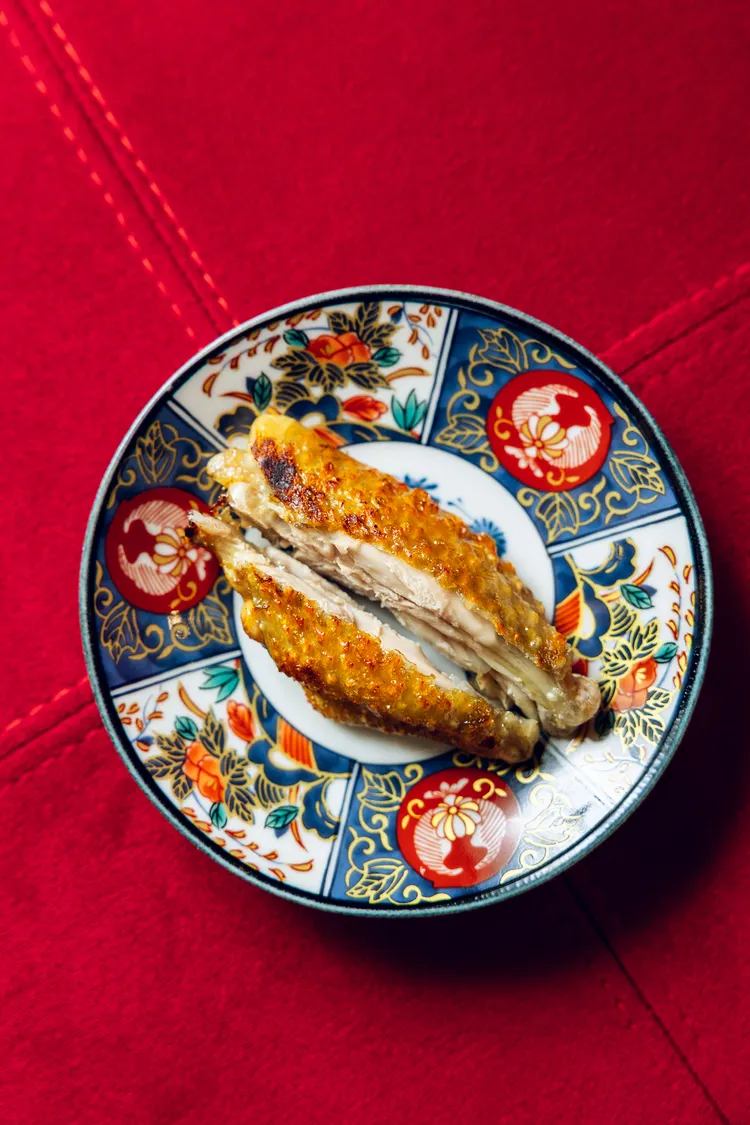 「雞翅(手羽先)」刻意保留雞翅本身的膠質感，酥香外皮下具有圓潤口感。炭烤時除了強化煙燻香氣外，還會添加山椒油提昇草本香味。業者提供