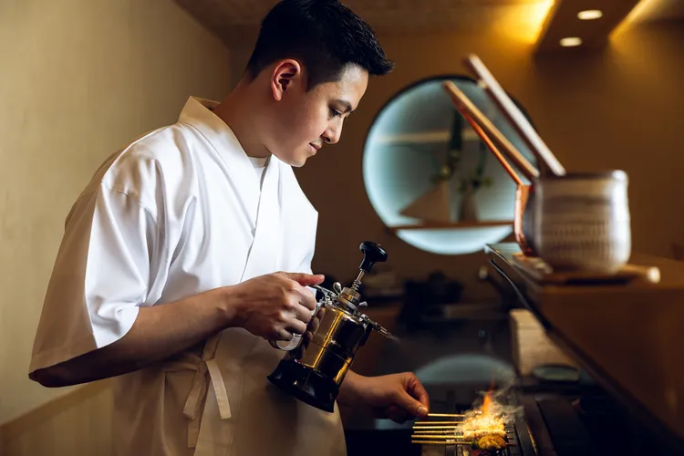 經特殊設計的烤爐排煙系統，能延長炭火香氣停留於食材表面的時間，為食材賦予成熟燻香，令燒鳥料理更添層次韻味。業者提供