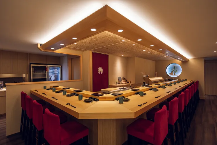 「鳥力TORICHIKARA」共設14席。板前吧台的桌面深度、腿部空間、椅面支撐性等細節，全都是夫妻親自實驗數十次的結果，確保每位賓客在完整用餐流程中的舒適及自在。業者提供