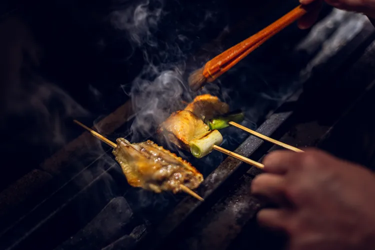 鳥力不惜成本採用能完美保留食物鮮味與水分的日本「備長炭」作為熱源，穩定釋放高溫的特性結合優異烤功，可讓雞肉外皮微焦，內部保有迷人油脂與水分，以及8到9分熟的絕妙細嫩口感。業者提供