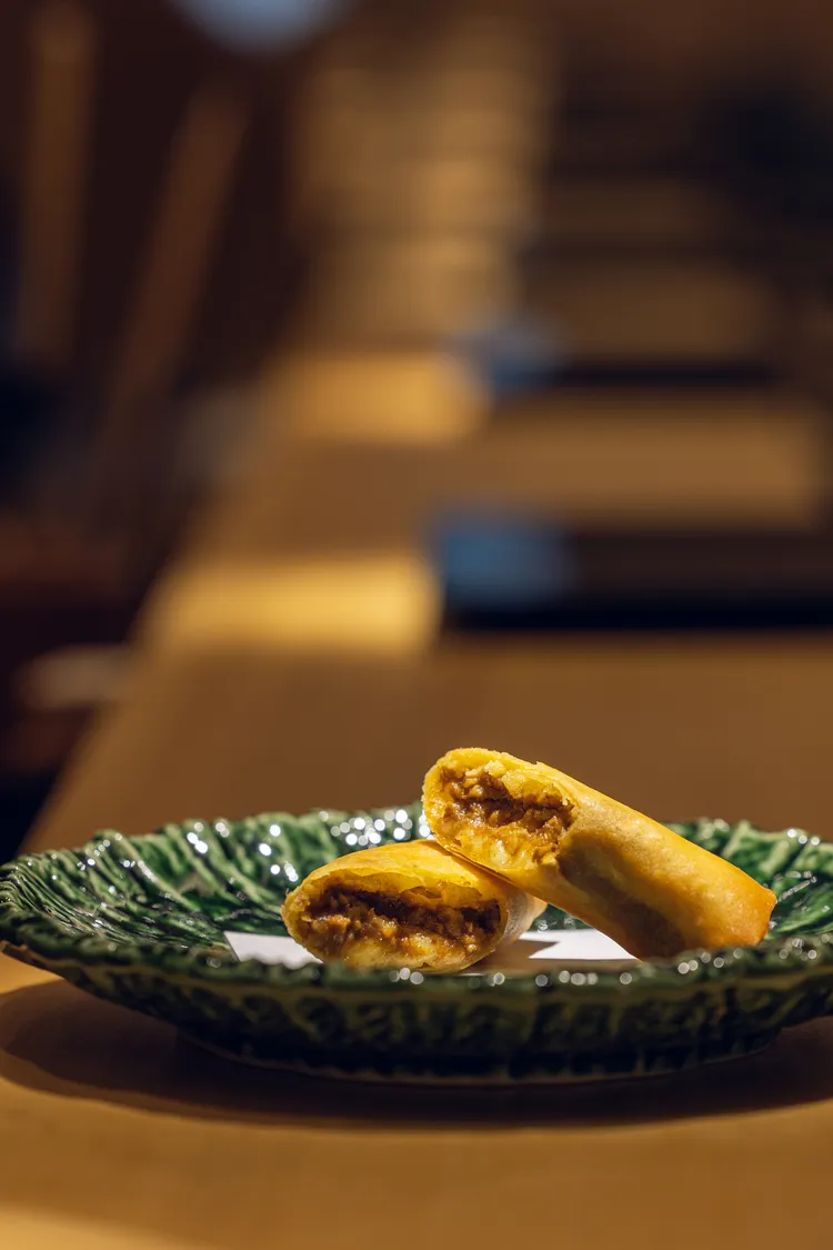 「雞肉春捲」將不適合製成串燒的雞小腿部位製成絞肉，搭配咖哩、豆瓣等元素製成和風咖哩醬。再將咖哩醬連同起司，共同包裹於添加雞蛋的特製春捲餅皮內，油炸至金黃上桌。業者提供