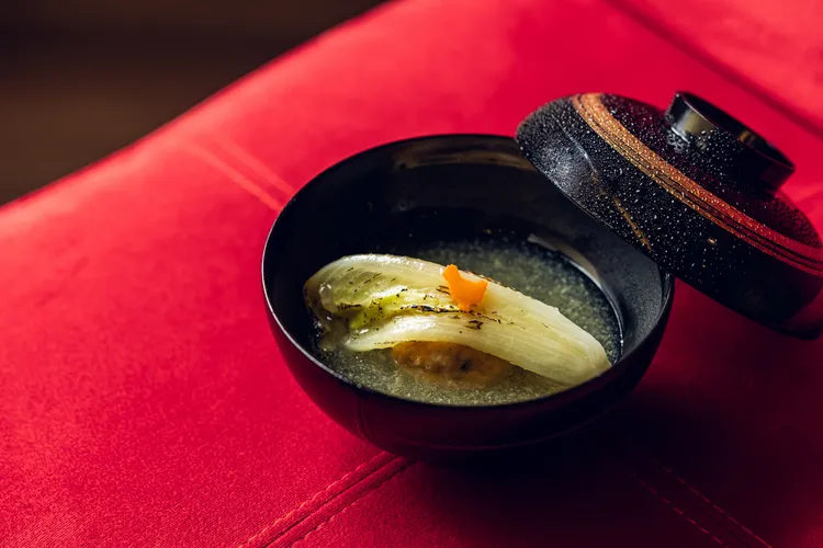 「飛龍頭佐白菜霙煮」取豆腐與紅蘿蔔、木耳、百合根製成鬆綿可口的飛龍頭，湯底則以柴魚昆布高湯為基礎，加入打碎的白菜烹煮，營造早春吹雪的美麗意象，同時再於飛龍頭上方。業者提供