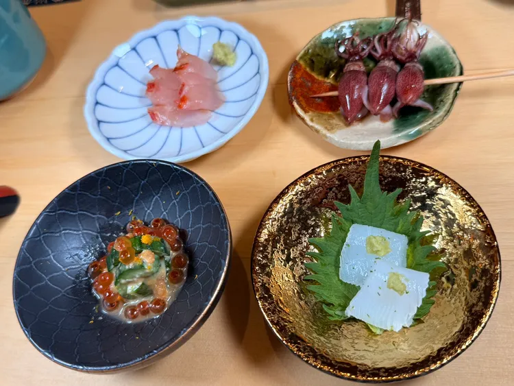 本季所呈現的立春菜單，先以鮮香清爽的「水果小黃瓜拌雞肉味噌」作為開場，再陸續安排「槍烏賊」、「靜岡金目鯛」、「富山螢烏賊」等海鮮佳餚堆疊清爽味蕾。陳揚盛攝